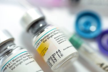 Kahire, Mısır, 27 Kasım 2021: Neisseria Menenjit serogroup A ve B 'nin saflaştırılmış polisakkariti meningokoksik önleme için deri altı enjeksiyonu için diluent steril su ile tek doz