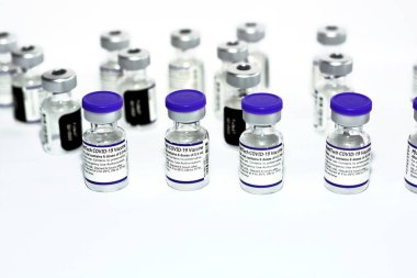 Kahire, Mısır, 10 Kasım 2021: Kas içi enjeksiyon için Pfizer-BioNTech COVID-19 Aşısı, Pfizer, Inc. ve BioNTech, mRNA aşısı tipi Comirnaty BN162b2 koronavirüs aşısı