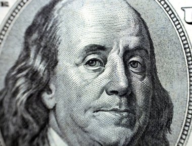 Benjamin Franklin 'in portresi, Amerika Birleşik Devletleri Başkanı eski 100 dolarlık banknotun ters tarafından klasik retro, seçici odak noktası.