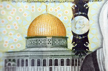 Kudüs 'teki El Aksa Camii' ndeki altın kubbenin seçici odak noktası, 50 Suudi Arabistan 'lı riyalistlerin banknotları, Suudi parasının İslami simgeleri gösteren bir parçası.