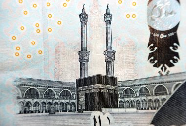 Kabe ve Mescid-i Haram, Mekke 'de 500 Suudi riyalin ters tarafında, seçici odaklı yakın plan, minareli kutsal kabe ve kutsal camii.