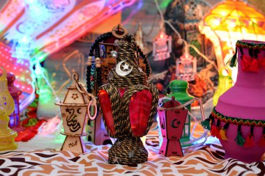 İslami Ramazan fanatik fenerlerinin seçici odak noktası bulanık bir arka plan üzerinde izole edilmiş, Arapça lambalı Ramazan ayı arkaplanı, Arapça metnin tercümesi (Cömert Ramazan)