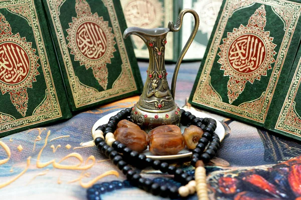 Ramadán Měsíc Pozadí Selektivní Zaměření Dat Ovoce Růženec Svatý Korán — Stock fotografie