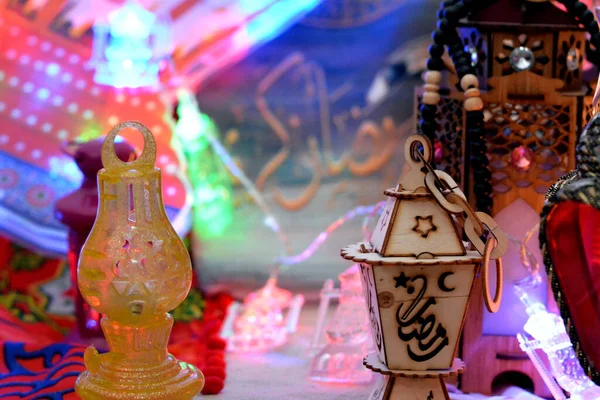 色や光のぼやけた背景に隔離されたイスラムラマダーンの有名なランタンの選択的焦点 アラビア語のランプとラマダーン月の背景 アラビア語のテキストの翻訳 寛大なラマダーン — ストック写真