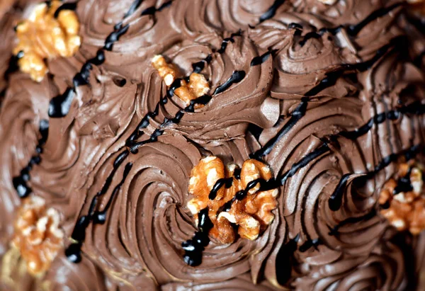 Foco Seletivo Bolo Chocolate Delicioso Com Nozes Molho Bolo Aniversário — Fotografia de Stock