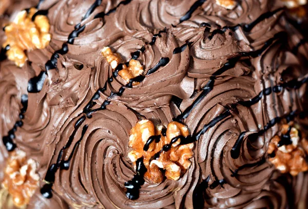 Enfoque Selectivo Delicioso Pastel Chocolate Con Nueces Salsa Pastel Cumpleaños — Foto de Stock