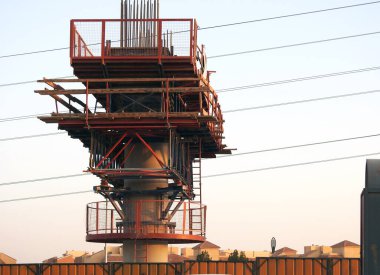 Giza, Mısır, 9 Aralık 2021: Çeşitli çelik parçaları ve betondan oluşan tek raylı bir kolon, baş ulaşım sistemi üzerinde Giza 'nın tek raylı sahasında, seçici bir odak noktası