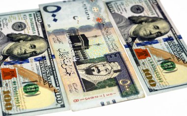 500 Suudi Riyali, Suudi Arabistan parası ve Amerikan doları döviz kurları beyaz arka planda izole edildi.
