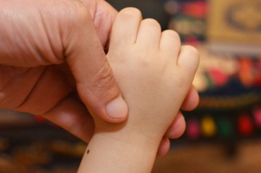 Babanın ve oğlunun elleri. Baba-oğul, Babalar Günü konsepti. Yetişkin erkek baba ve çocuğu el ele. Aile, güven, koruma, bakım, ebeveynlik kavramı. Aile sevgisinin ve güveninin sembolü.. 