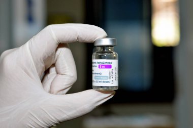 Covid-19 aşı AstraZeneca kas içi enjeksiyon 5ml multi doz şişesi, COVAX tedarik, ChAdOx1-rekombinant, AstraZeneca plc İngiliz-İsveçli çokuluslu bir şirket.
