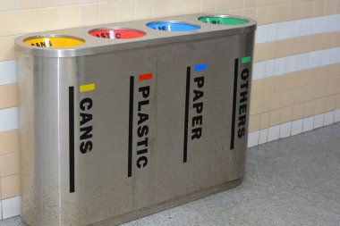 Farklı çöp kutuları için İngilizce (Kutular, Plastik, Kağıt ve diğerleri), çöp ayrıştırma ve sıralama, farklı atık tipleri için renkli konteynır