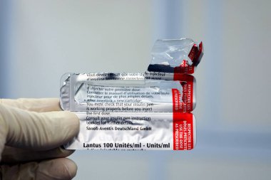 Kahire, Mısır, 17 Mayıs 2021. Lantus (insülin glargine enjeksiyonu) Sanofi Aventis çok uluslu şirketi tarafından hem tip 1 hem de tip 2 diyabet mellitus tedavisinde 100 ünite fişek gösterilir.
