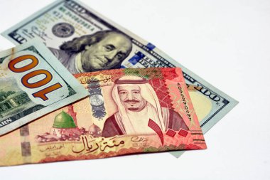 100 dolarlık banknot ve Suudi Arabistan riyalleri 100 Suudi Riyali, Suudi Arabistan parası ve Amerikan doları döviz kuru beyaz arka planda izole edildi.