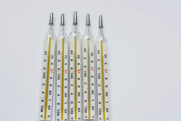 Medyczny Termometr Rtęciowy Pomiaru Temperatury Ciała Kliniczne Urządzenia Termometryczne Wagami — Zdjęcie stockowe
