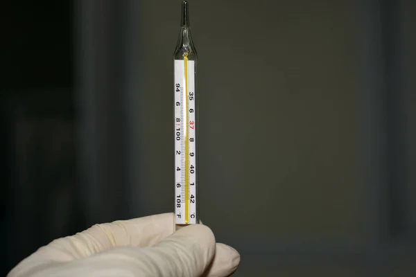 测量体温的医用汞温度计 具有华氏温度的临床温度计设备和显示体温升高的温度计 — 图库照片