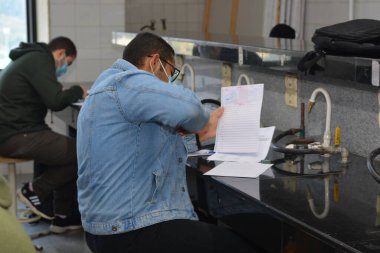 Kahire, Mısır, 4 Mart 2021, Covid-19 salgınının ortasında Mısır 'daki sınavlara içeriden bakın, Mısır' daki tüm öğrenciler sınıf içi sınavlara giriyor, Mısır 'daki üniversiteler yıl ortası sınavlarına sıkı koronavirüs tedbirleri altında başlıyorlar.