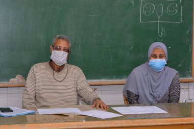 Kahire, Mısır, 4 Mart 2021, Covid-19 salgınının ortasında Mısır 'daki sınavlara içeriden bakın, Mısır' daki tüm öğrenciler sınıf içi sınavlara giriyor, Mısır 'daki üniversiteler yıl ortası sınavlarına sıkı koronavirüs tedbirleri altında başlıyorlar.