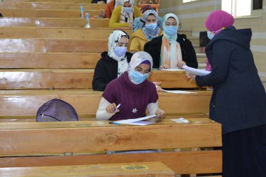 Kahire, Mısır, 4 Mart 2021, Covid-19 salgınının ortasında Mısır 'daki sınavlara içeriden bakın, Mısır' daki tüm öğrenciler sınıf içi sınavlara giriyor, Mısır 'daki üniversiteler yıl ortası sınavlarına sıkı koronavirüs tedbirleri altında başlıyorlar.
