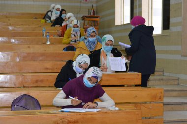 Kahire, Mısır, 4 Mart 2021, Covid-19 salgınının ortasında Mısır 'daki sınavlara içeriden bakın, Mısır' daki tüm öğrenciler sınıf içi sınavlara giriyor, Mısır 'daki üniversiteler yıl ortası sınavlarına sıkı koronavirüs tedbirleri altında başlıyorlar.
