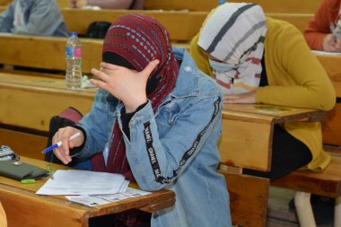 Kahire, Mısır, 4 Mart 2021, Covid-19 salgınının ortasında Mısır 'daki sınavlara içeriden bakın, Mısır' daki tüm öğrenciler sınıf içi sınavlara giriyor, Mısır 'daki üniversiteler yıl ortası sınavlarına sıkı koronavirüs tedbirleri altında başlıyorlar.