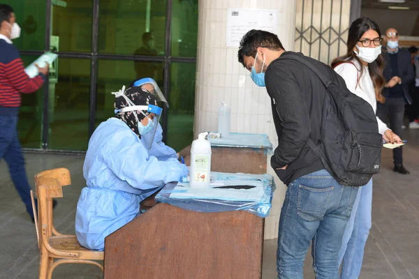 Medidas Cautelares Estrictas Antes Entrada Edificio Máscaras Faciales Geles Mano — Foto de Stock