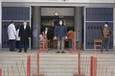 Mısır 'da sıkı koronavirüs önlemleri altında üniversite binasına giriş, covid-19 virüsünün yayılmasına karşı ihtiyati tedbirler, temas olmayan kızılötesi termometre, sosyal uzaklık ve yüz maskeleri takarak sıcaklığı kontrol etme