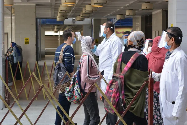 Bina Girişinden Önce Katı Önlemler Yüz Maskeleri Jelleri Temassız Kızılötesi — Stok fotoğraf