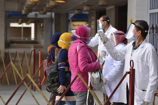 Bina Girişinden Önce Katı Önlemler Yüz Maskeleri Jelleri Temassız Kızılötesi — Stok fotoğraf