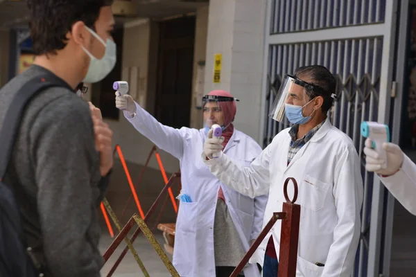 Medidas Cautelares Estrictas Antes Entrada Edificio Máscaras Faciales Geles Mano — Foto de Stock