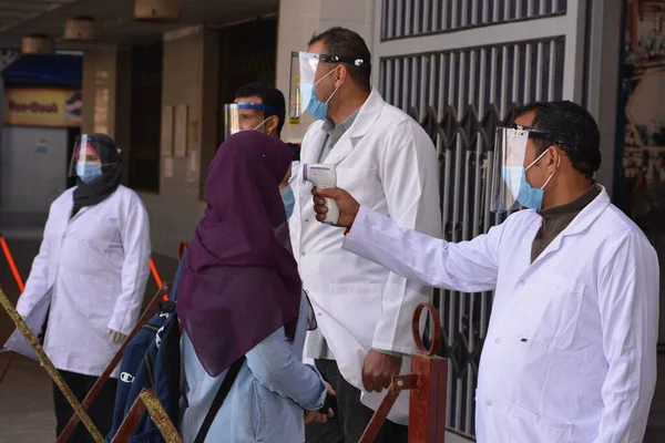 Mısır Sıkı Koronavirüs Önlemleri Altında Üniversite Binasına Giriş Covid Virüsünün — Stok fotoğraf