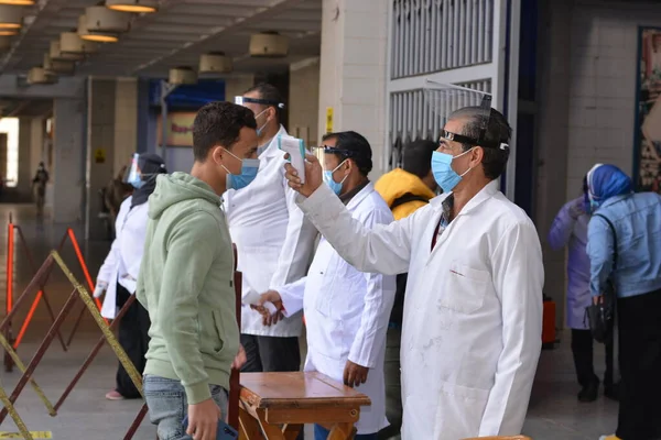 Mısır Sıkı Koronavirüs Önlemleri Altında Üniversite Binasına Giriş Covid Virüsünün — Stok fotoğraf