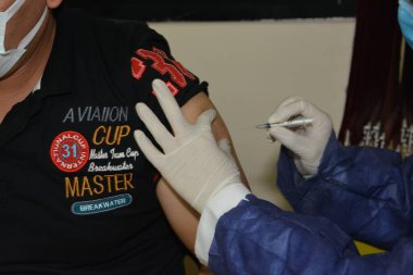 Kahire, Mısır. 31 Ağustos 2021: Kişiye koronavirüs aşısı, COVID-2019 aşısı, salgın hastalığa karşı aşı, Coronavirus aşısı, Covid-19 aşısı, virüsü kontrol altına almak için