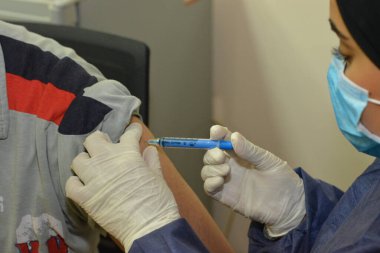 Kahire, Mısır. 31 Ağustos 2021: Kişiye koronavirüs aşısı, COVID-2019 aşısı, salgın hastalığa karşı aşı, Coronavirus aşısı, Covid-19 aşısı, virüsü kontrol altına almak için