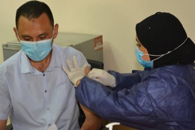 Kahire, Mısır. 31 Ağustos 2021: Kişiye koronavirüs aşısı, COVID-2019 aşısı, salgın hastalığa karşı aşı, Coronavirus aşısı, Covid-19 aşısı, virüsü kontrol altına almak için