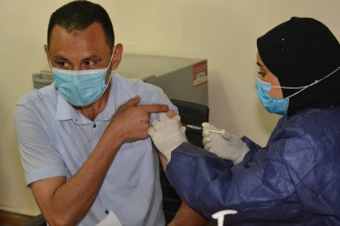 Kahire, Mısır. 31 Ağustos 2021: Kişiye koronavirüs aşısı, COVID-2019 aşısı, salgın hastalığa karşı aşı, Coronavirus aşısı, Covid-19 aşısı, virüsü kontrol altına almak için