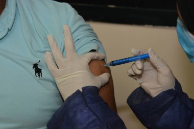 Kahire, Mısır. 31 Ağustos 2021: Kişiye koronavirüs aşısı, COVID-2019 aşısı, salgın hastalığa karşı aşı, Coronavirus aşısı, Covid-19 aşısı, virüsü kontrol altına almak için