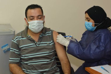 Kahire, Mısır. 31 Ağustos 2021: Kişiye koronavirüs aşısı, COVID-2019 aşısı, salgın hastalığa karşı aşı, Coronavirus aşısı, Covid-19 aşısı, virüsü kontrol altına almak için