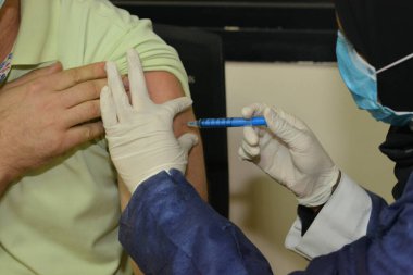 Kahire, Mısır. 31 Ağustos 2021: Kişiye koronavirüs aşısı, COVID-2019 aşısı, salgın hastalığa karşı aşı, Coronavirus aşısı, Covid-19 aşısı, virüsü kontrol altına almak için