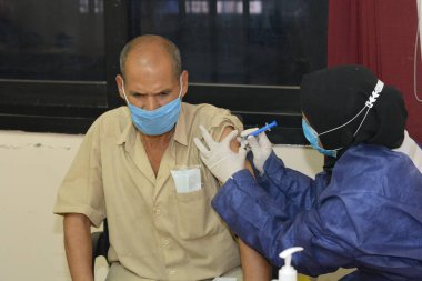 Kahire, Mısır. 31 Ağustos 2021: Kişiye koronavirüs aşısı, COVID-2019 aşısı, salgın hastalığa karşı aşı, Coronavirus aşısı, Covid-19 aşısı, virüsü kontrol altına almak için