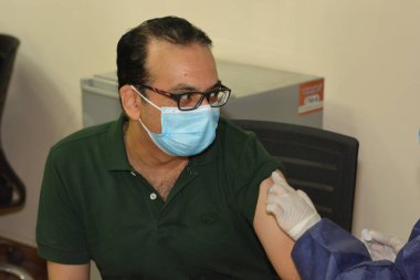 Kahire, Mısır. 31 Ağustos 2021: Kişiye koronavirüs aşısı, COVID-2019 aşısı, salgın hastalığa karşı aşı, Coronavirus aşısı, Covid-19 aşısı, virüsü kontrol altına almak için