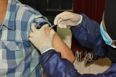Kahire, Mısır. 31 Ağustos 2021: Kişiye koronavirüs aşısı, COVID-2019 aşısı, salgın hastalığa karşı aşı, Coronavirus aşısı, Covid-19 aşısı, virüsü kontrol altına almak için
