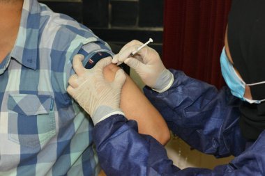 Kahire, Mısır. 31 Ağustos 2021: Kişiye koronavirüs aşısı, COVID-2019 aşısı, salgın hastalığa karşı aşı, Coronavirus aşısı, Covid-19 aşısı, virüsü kontrol altına almak için