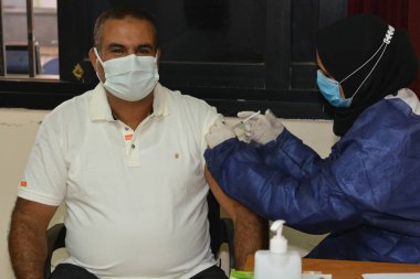Kahire, Mısır. 31 Ağustos 2021: Kişiye koronavirüs aşısı, COVID-2019 aşısı, salgın hastalığa karşı aşı, Coronavirus aşısı, Covid-19 aşısı, virüsü kontrol altına almak için