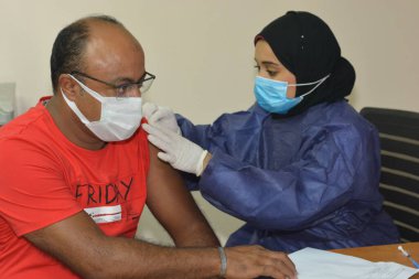 Kahire, Mısır. 31 Ağustos 2021: Kişiye koronavirüs aşısı, COVID-2019 aşısı, salgın hastalığa karşı aşı, Coronavirus aşısı, Covid-19 aşısı, virüsü kontrol altına almak için