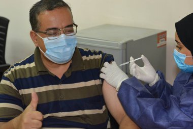 Kahire, Mısır. 31 Ağustos 2021: Kişiye koronavirüs aşısı, COVID-2019 aşısı, salgın hastalığa karşı aşı, Coronavirus aşısı, Covid-19 aşısı, virüsü kontrol altına almak için