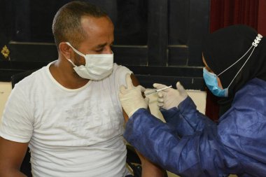 Kahire, Mısır. 31 Ağustos 2021: Kişiye koronavirüs aşısı, COVID-2019 aşısı, salgın hastalığa karşı aşı, Coronavirus aşısı, Covid-19 aşısı, virüsü kontrol altına almak için