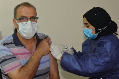 Kahire, Mısır. 31 Ağustos 2021: Kişiye koronavirüs aşısı, COVID-2019 aşısı, salgın hastalığa karşı aşı, Coronavirus aşısı, Covid-19 aşısı, virüsü kontrol altına almak için