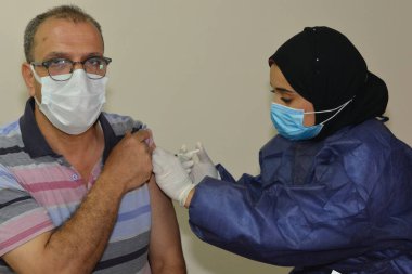 Kahire, Mısır. 31 Ağustos 2021: Kişiye koronavirüs aşısı, COVID-2019 aşısı, salgın hastalığa karşı aşı, Coronavirus aşısı, Covid-19 aşısı, virüsü kontrol altına almak için