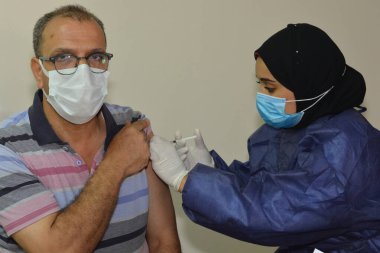 Kahire, Mısır. 31 Ağustos 2021: Kişiye koronavirüs aşısı, COVID-2019 aşısı, salgın hastalığa karşı aşı, Coronavirus aşısı, Covid-19 aşısı, virüsü kontrol altına almak için