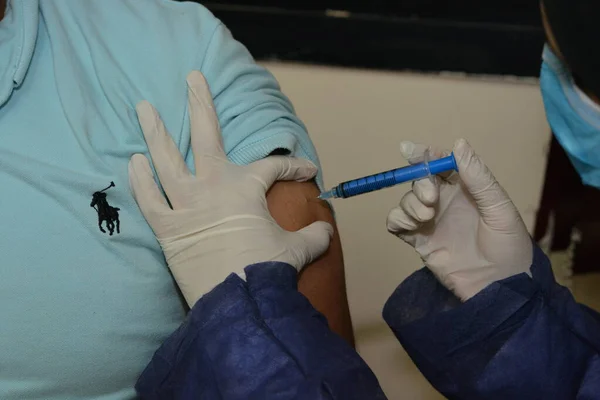 Каир Египет Августа 2021 Года Медицинский Персонал Назначает Коронавирусную Вакцину — стоковое фото